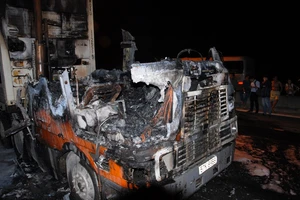 Xe đầu kéo cháy ngùn ngụt trên cao tốc