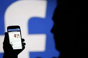 Chồng tôi nghiện 'vẽ mặt' trên facebook