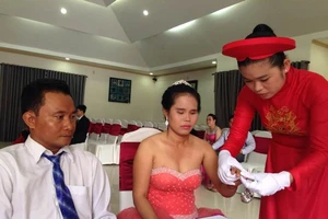 Cảm động lễ cưới tập thể cho người khuyết tật