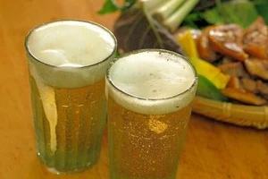 Vì sao nên cấm bán bia vỉa hè?