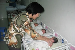 Bé gái sơ sinh không quần áo bị bỏ rơi ở chợ 