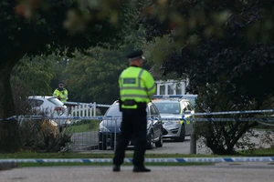 Cha mẹ xô xát, con gái 8 tuổi bị lạc đạn trúng đầu