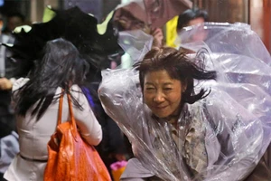 Hồng Kông gánh bão Kalmegi 