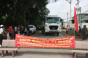 Người dân lập rào chắn chặn xe ben làm hư đường