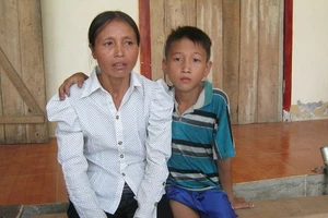 Cán bộ xã mất chim, công an 'dùng hình' với cháu 10 tuổi?