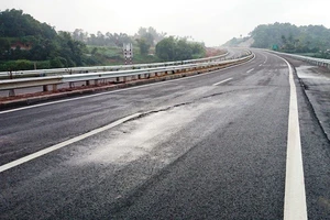 VEC: Khó khẳng định cao tốc Nội Bài-Lào Cai có nứt tiếp hay không