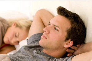 Tình công sở khiến cơm nhà thành nhạt