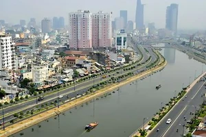 Lạ lùng đề xuất xây phố thương mại trên dòng Bến Nghé