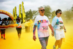 500 cặp đôi nắm tay nhau chạy ‘Vì tình yêu biển đảo’