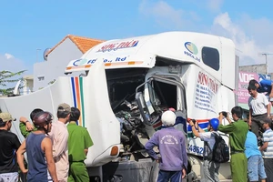 Xe đầu kéo tự gây tai nạn nghiêm trọng, hai phụ xe chết kẹt trong cabin