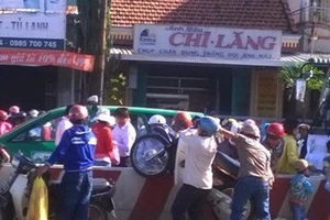 Vạn người đổ về Đại Nam khiến đại lộ Bình Dương tê liệt, CSGT ngất xỉu