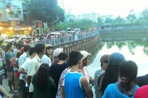 Đứng xem xác người nổi trên kênh, giao thông kẹt cứng