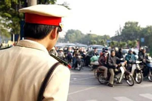 CSGT gọi đàn em 'xử' người vi phạm bị bắt