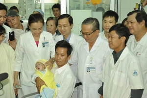 Ngày xuất viện nghẹn ngào cảm xúc của bé văng khỏi bụng mẹ