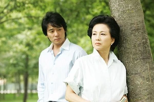 Mẹ vợ xen vào cả cái giường ngủ của tôi