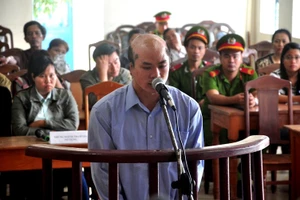 Tạt axit người yêu vì bị cự tuyệt rồi bỏ trốn và... lấy vợ