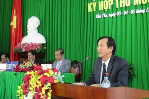 Chất vấn làm rõ việc công chức 'sáng cắp ô đi, chiều cắp ô về'