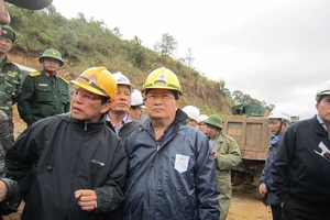 Vụ sập hầm thủy điện: Nước đã dâng đến bụng những người bị kẹt