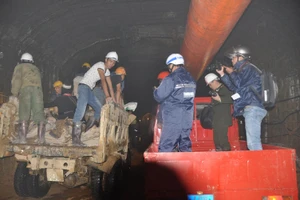 Sập hầm, ngày thứ ba: 12 công nhân có dấu hiệu suy giảm sức khỏe