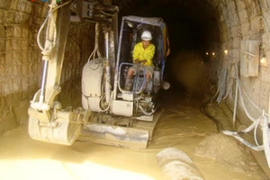 Điều gì đang xảy ra với các nạn nhân bên trong hầm bị sập?