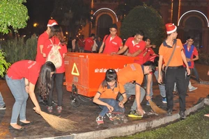 Sinh viên làm công nhân dọn rác tình nguyện sau đêm Noel