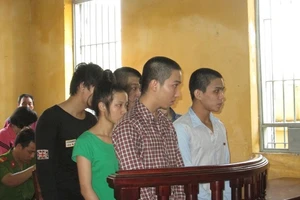 Phạt tù nặng nhóm cướp nhí giật hàng chục điện thoại trên đường