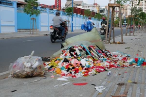 Đường Kênh Tân Hóa mới làm thành nơi chứa rác