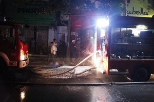 Nấu ăn bằng bếp củi, nhà 2 tầng ở trung tâm TP.HCM cháy rụi