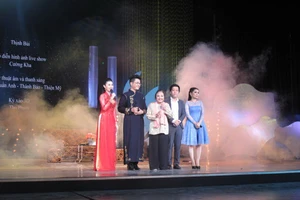 Nghệ sĩ Hồng Nga tỏa sáng cùng dàn sao trong đêm live show cuối đời