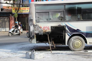 Xe chở học sinh bốc cháy, tài xế nhanh chóng thoát thân
