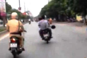 CSGT truy đuổi đến cùng một thanh niên vi phạm giao thông 