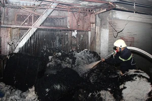 TP. HCM: Cháy lớn, thiêu rụi toàn bộ xưởng sản xuất bông gòn