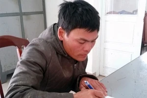 Nghi vợ ngoại tình, chồng đâm chết vợ rồi dắt con đi tự thú