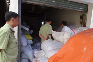 Bắt một cửa hàng buôn gần 70 tấn bột ngọt hết hạn