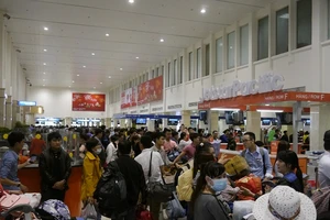 Hành khách ngùn ngụt đổ về 'đốt nóng' các bến xe, sân bay