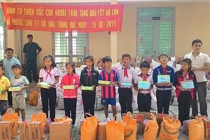 Tặng 230 phần quà cho người nghèo giáp biên giới