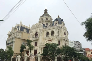 Lóa mắt 'phố cung điện' hoành tráng của đại gia Hải Phòng