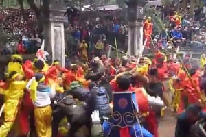 Toàn cảnh lễ hội và những 'biến dạng nguy hiểm'