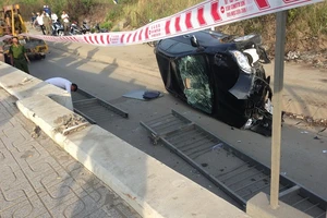 Bùn thải đổ tràn trên đường gây tai nạn giao thông