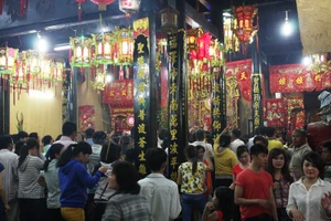 Hàng chục ngàn người đổ về lễ chùa Bà