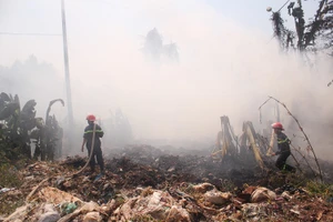Cháy bãi rác, người dân ngộp thở vì khói bụi