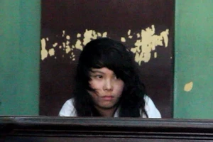 Cự cãi trên đường, thiếu nữ đại náo đâm chết cả người giảng hòa