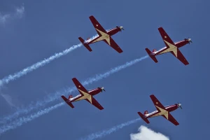 Hai máy bay rơi trong buổi tập trình diễn trên không