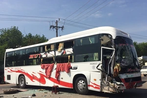 Kinh hãi hai xe khách tông trực diện nhau