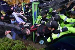 13.000 cảnh sát Hàn Quốc ngăn người biểu tình tiến đến phủ Tổng thống