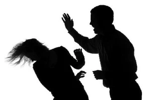 Đang làm ruộng, bị chồng gọi về đánh nhập viện vì nghi ngoại tình