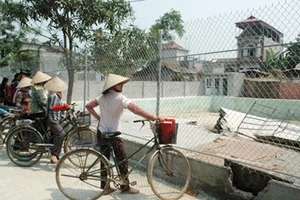 Một học sinh tử vong do sập tường bể bơi