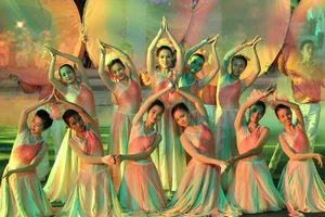 Chùm ảnh ấn tượng chương trình nghệ thuật đặc biệt Đất nước trọn niềm vui