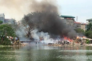 Khu nhà tạm ven hồ Linh Quang bùng cháy dữ dội