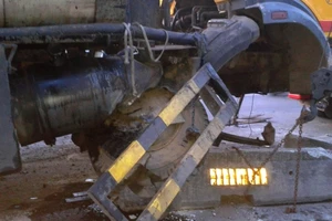 Xe bồn nổ lốp ủi dải phân cách bay hàng chục mét